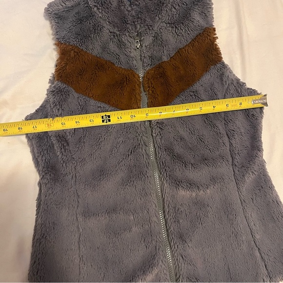 Patagonia Soft Faux Fur Vest Gray w Brown Chevron Stripe Women’s Small - Picture 12 of 12